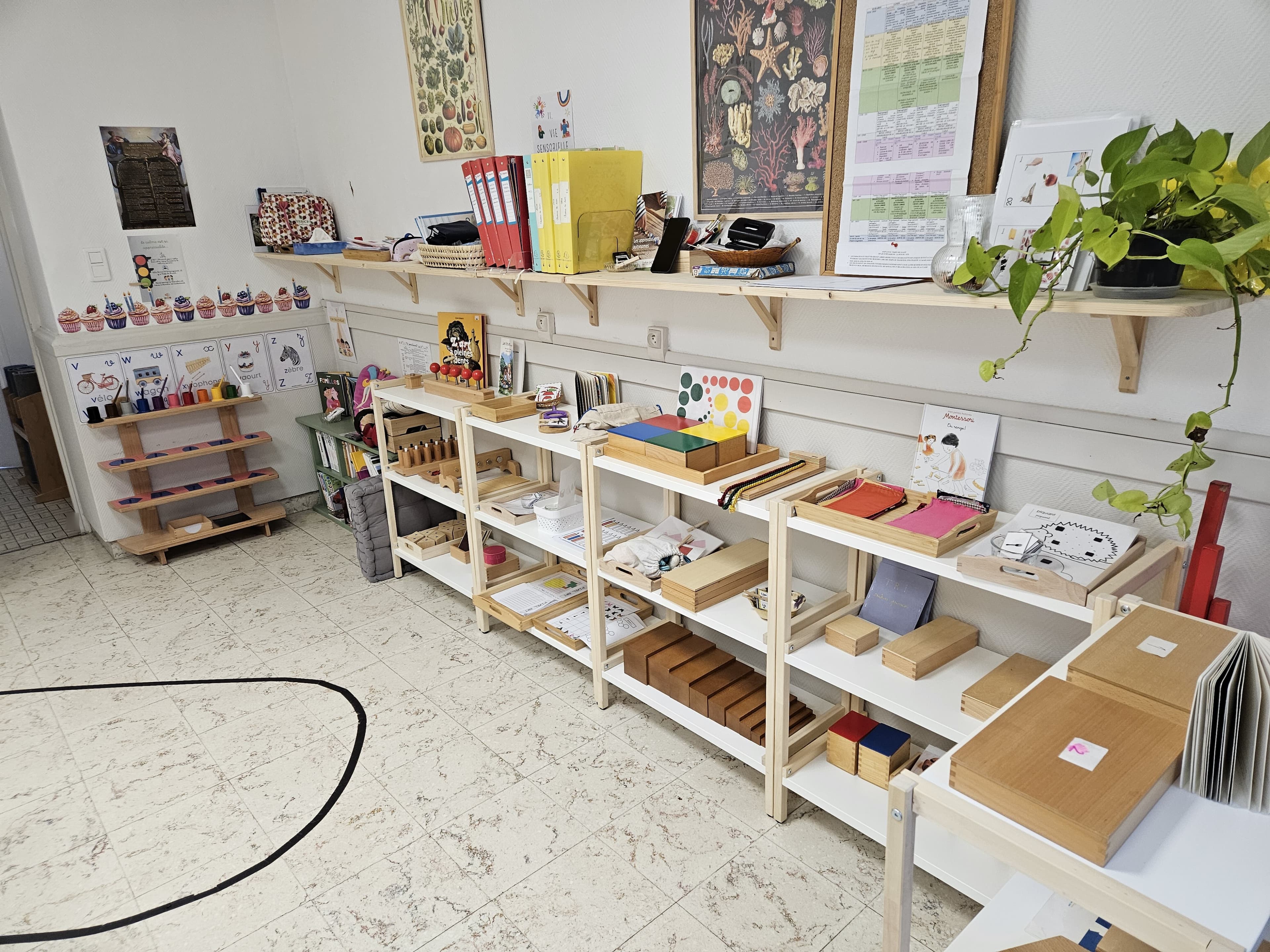 Ambiance de classe avec matériel Montessori
